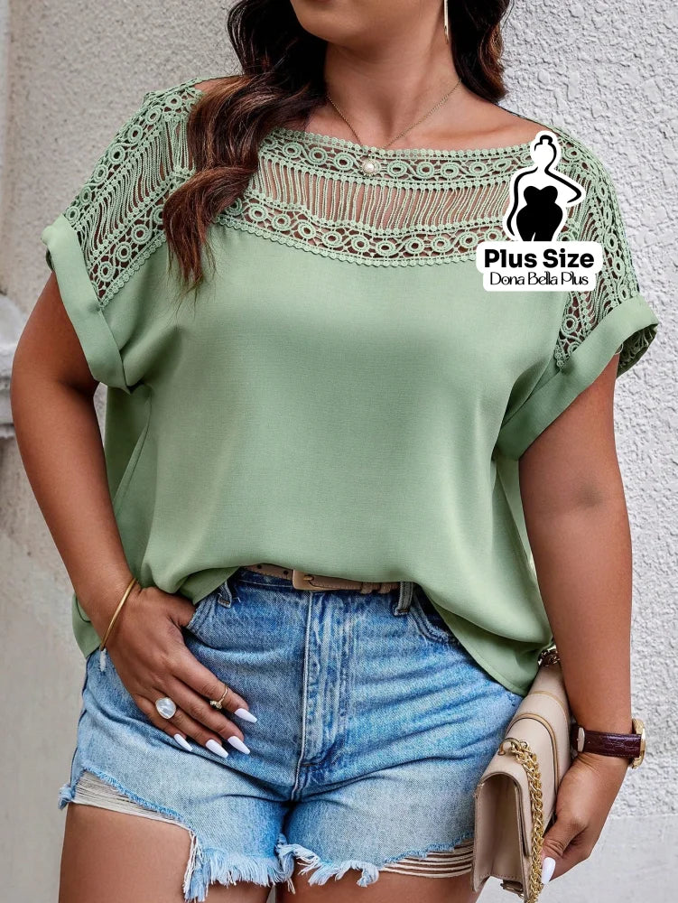 Blusa com Detalhe de Renda no Decote e Ombros Blusa com Detalhe de Renda no Decote e Ombros