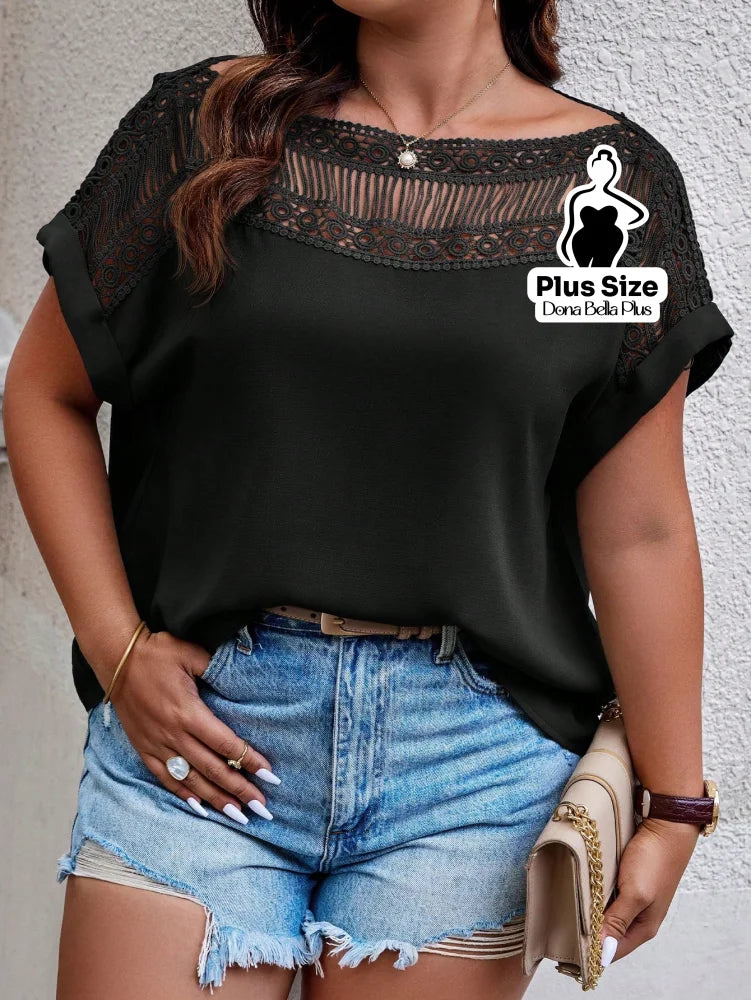 Blusa com Detalhe de Renda no Decote e Ombros Blusa com Detalhe de Renda no Decote e Ombros