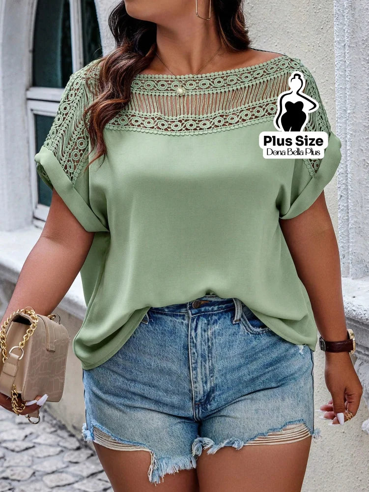 Blusa com Detalhe de Renda no Decote e Ombros Blusa com Detalhe de Renda no Decote e Ombros