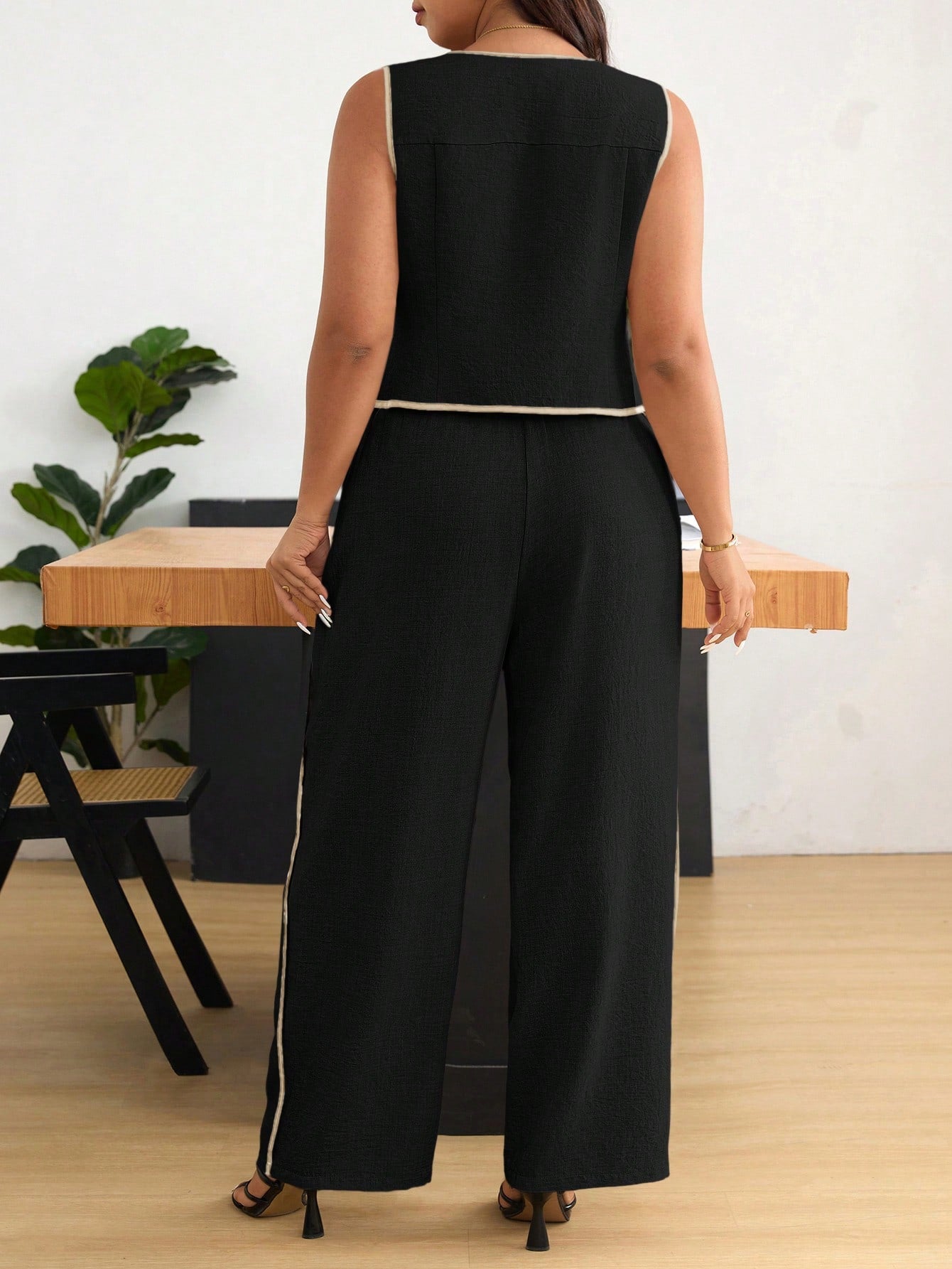 Conjunto com Blusa Botões Frontais e Calça de Cós Ajustável