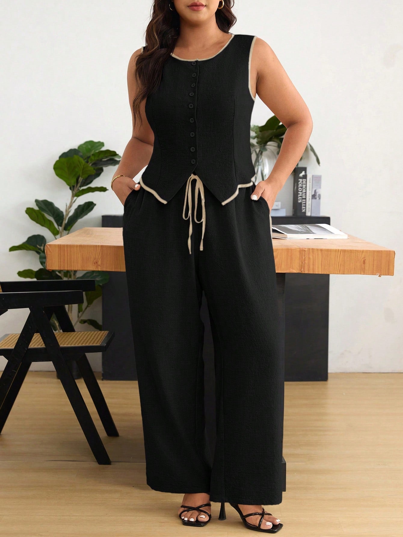 Conjunto com Blusa Botões Frontais e Calça de Cós Ajustável