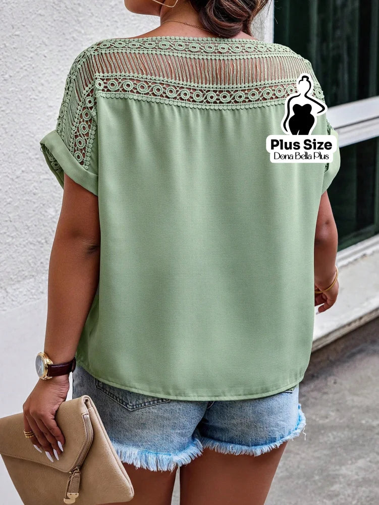 Blusa com Detalhe de Renda no Decote e Ombros Blusa com Detalhe de Renda no Decote e Ombros