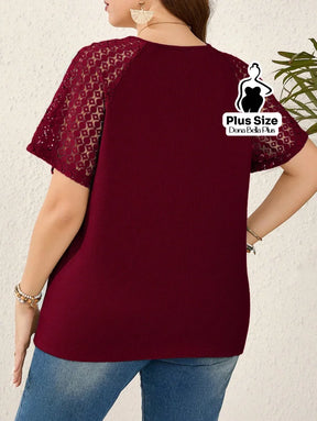 Blusa com Renda Vazado e Botões Decorativos Blusa com Renda Vazado e Botões Decorativos
