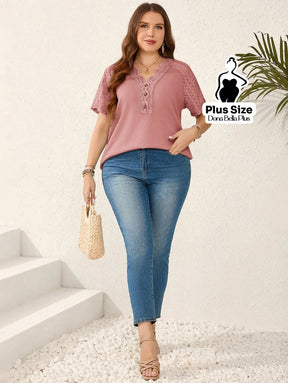 Blusa com Renda Vazado e Botões Decorativos Blusa com Renda Vazado e Botões Decorativos