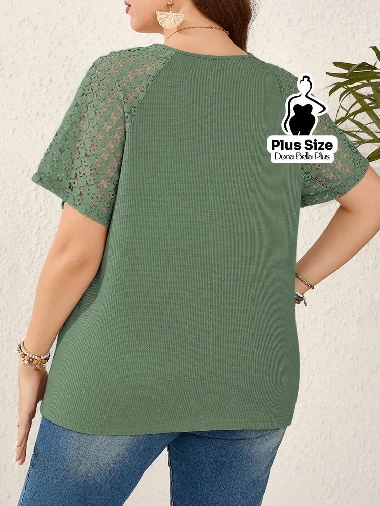 Blusa com Renda Vazado e Botões Decorativos Blusa com Renda Vazado e Botões Decorativos