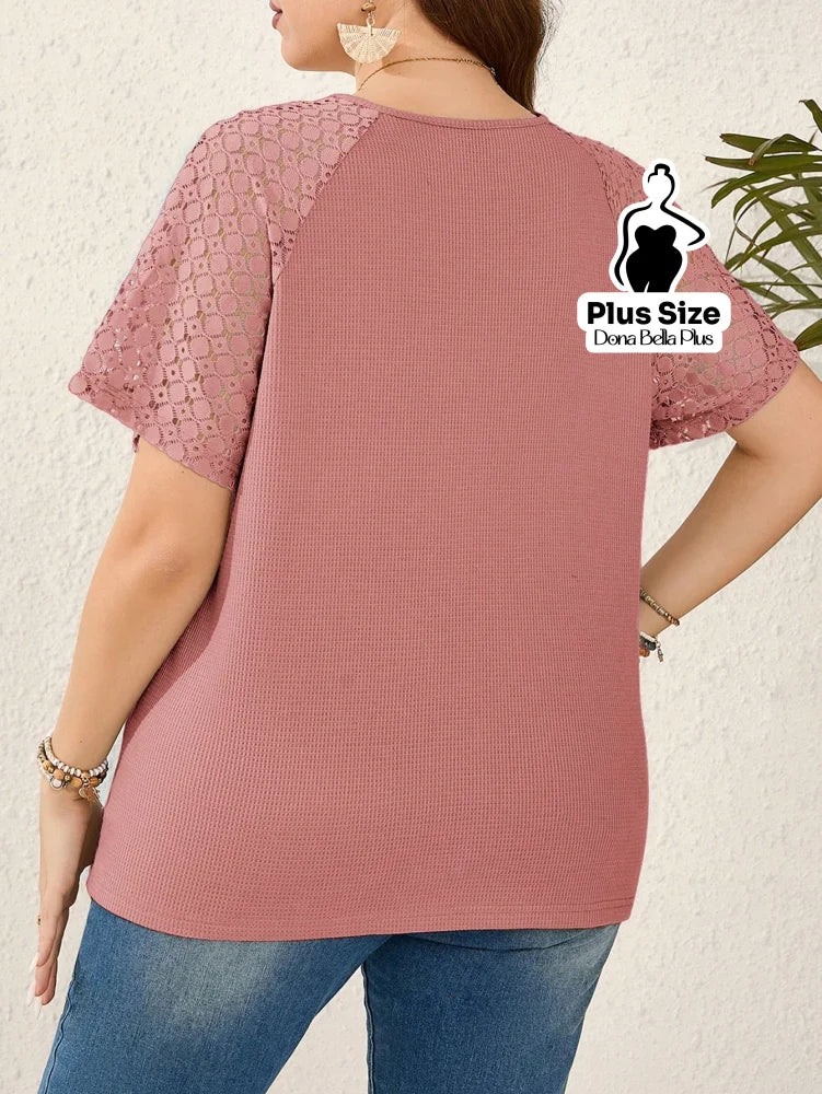 Blusa com Renda Vazado e Botões Decorativos Blusa com Renda Vazado e Botões Decorativos