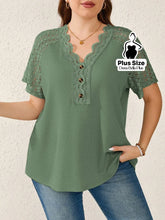 Blusa com Renda Vazado e Botões Decorativos Verde / G Blusa com Renda Vazado e Botões Decorativos