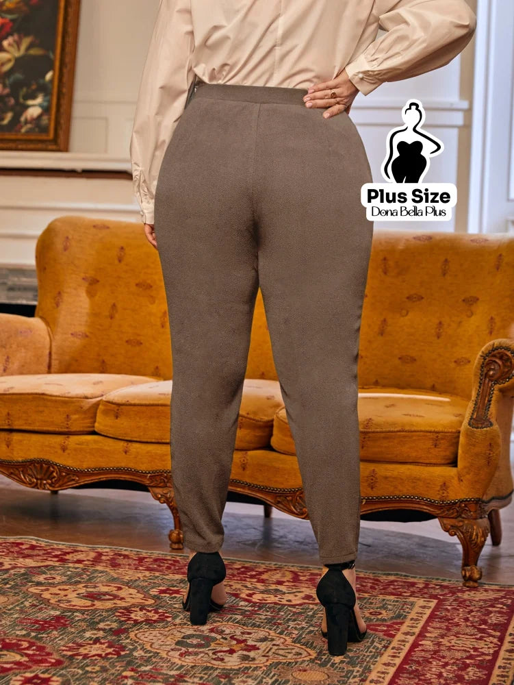 Calça Cintura Alta com Pences e Modelagem Justa Calça Cintura Alta com Pences e Modelagem Justa