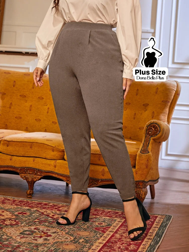 Calça Cintura Alta com Pences e Modelagem Justa Calça Cintura Alta com Pences e Modelagem Justa