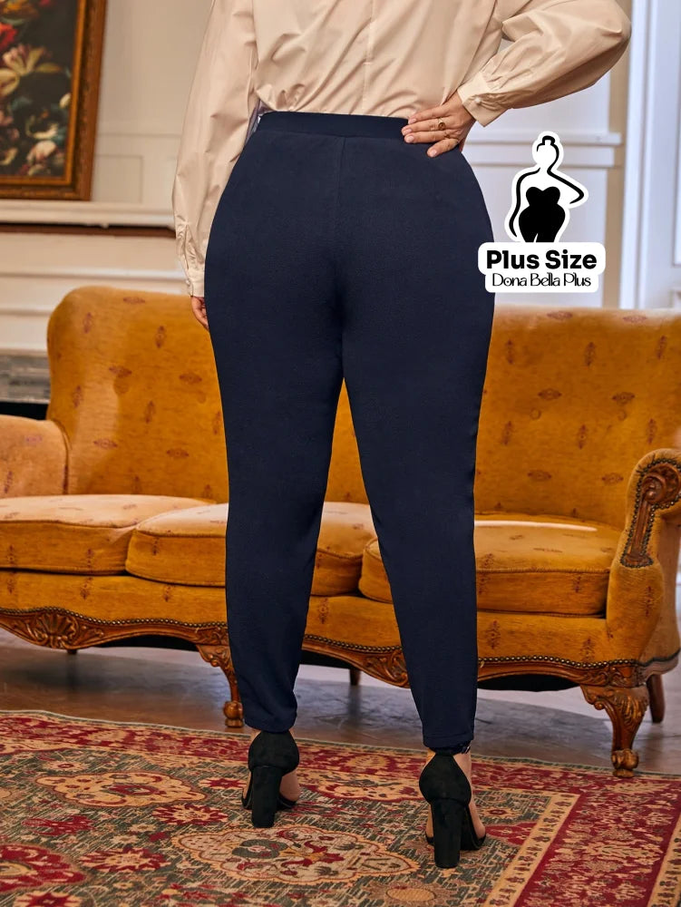 Calça Cintura Alta com Pences e Modelagem Justa Calça Cintura Alta com Pences e Modelagem Justa