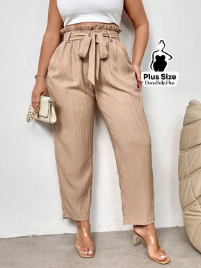 Calça Clochard Texturizada com Faixa para Amarrar Cáqui / G Calça Clochard Texturizada com Faixa para Amarrar