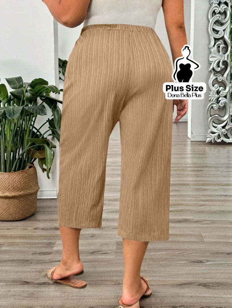 Calça Pantacourt Texturizada com Botões Laterais Calça Pantacourt Texturizada com Botões Laterais