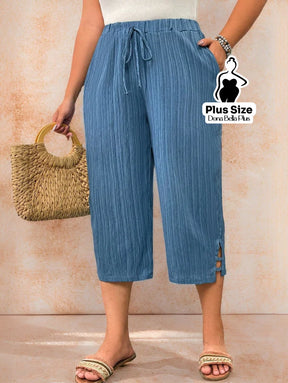 Calça Pantacourt Texturizada com Botões Laterais Calça Pantacourt Texturizada com Botões Laterais