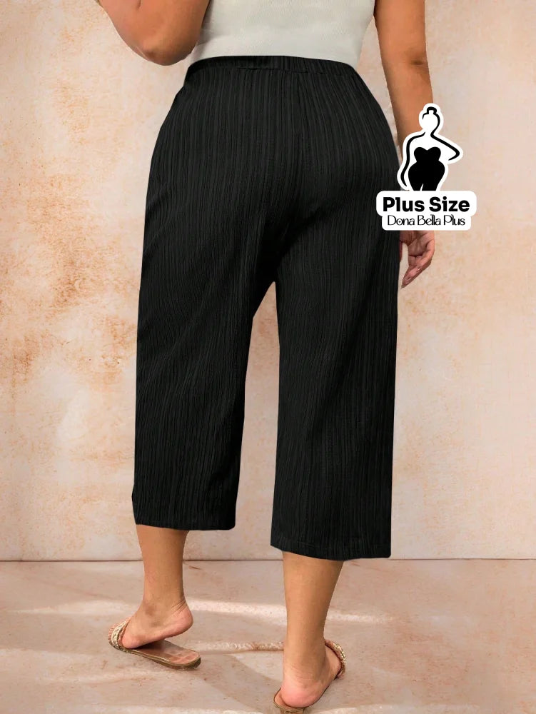 Calça Pantacourt Texturizada com Botões Laterais Calça Pantacourt Texturizada com Botões Laterais