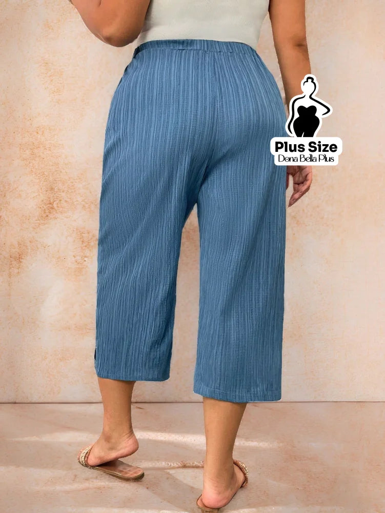 Calça Pantacourt Texturizada com Botões Laterais Calça Pantacourt Texturizada com Botões Laterais