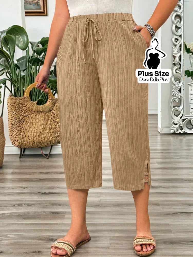 Calça Pantacourt Texturizada com Botões Laterais Calça Pantacourt Texturizada com Botões Laterais