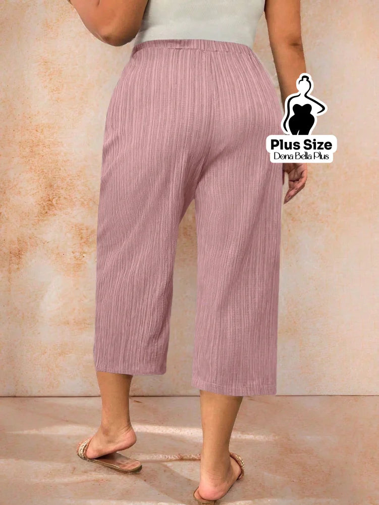 Calça Pantacourt Texturizada com Botões Laterais Calça Pantacourt Texturizada com Botões Laterais