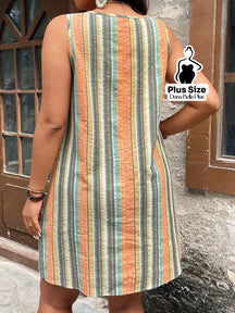 Vestido Curto Listrado com Decote Redondo e Bolsos Laterais Vestido Curto Listrado com Decote Redondo e Bolsos Laterais