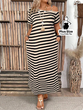 Vestido Listrado Longo com Fenda e Ombro Vazado Vestido Listrado Longo com Fenda e Ombro Vazado
