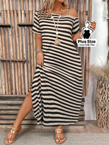 Vestido Listrado Longo com Fenda e Ombro Vazado Damasco / G Vestido Listrado Longo com Fenda e Ombro Vazado