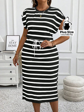 Vestido Midi Listrado com Cinto e Fenda Lateral Vestido Midi Listrado com Cinto e Fenda Lateral