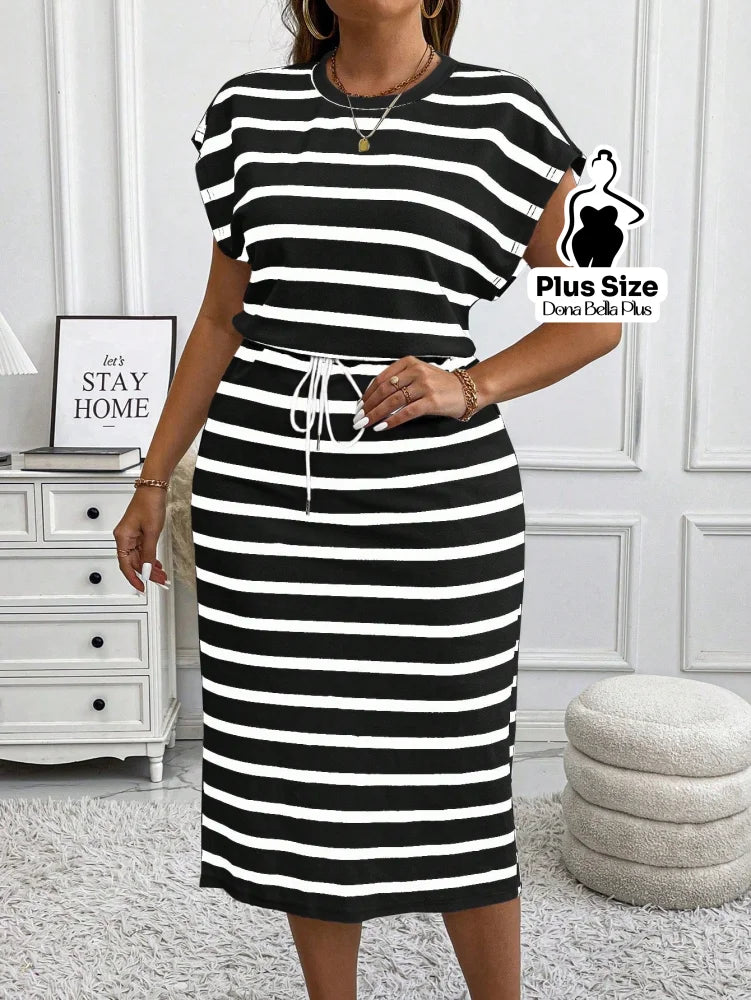 Vestido Midi Listrado com Cinto e Fenda Lateral Vestido Midi Listrado com Cinto e Fenda Lateral