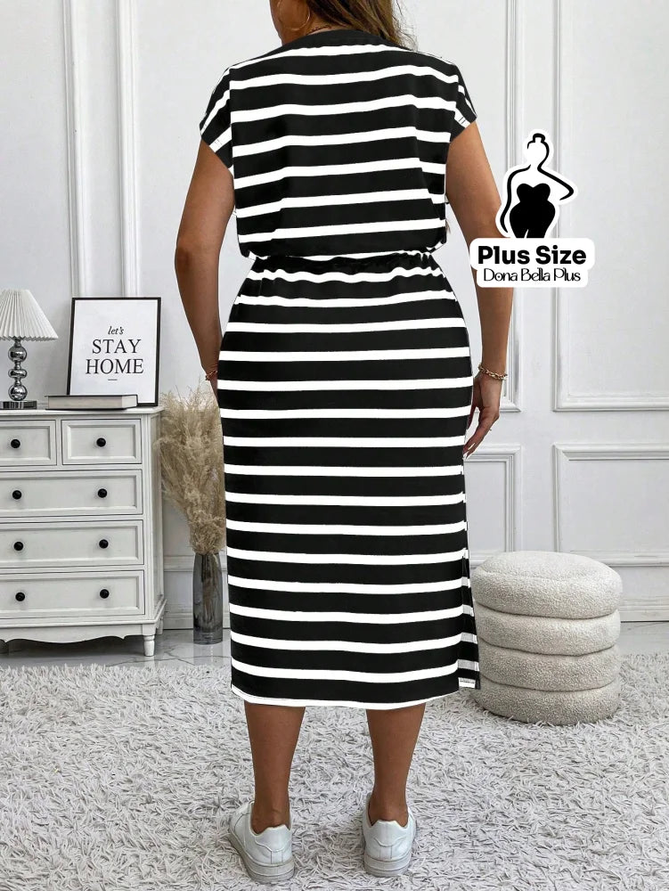Vestido Midi Listrado com Cinto e Fenda Lateral Vestido Midi Listrado com Cinto e Fenda Lateral