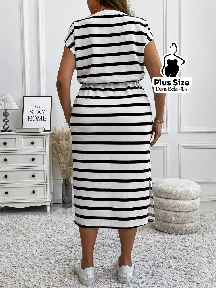 Vestido Midi Listrado com Cinto e Fenda Lateral Vestido Midi Listrado com Cinto e Fenda Lateral