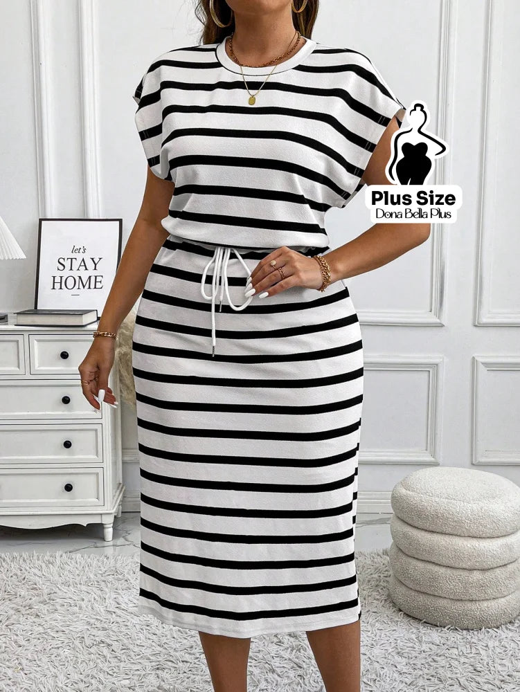 Vestido Midi Listrado com Cinto e Fenda Lateral Vestido Midi Listrado com Cinto e Fenda Lateral