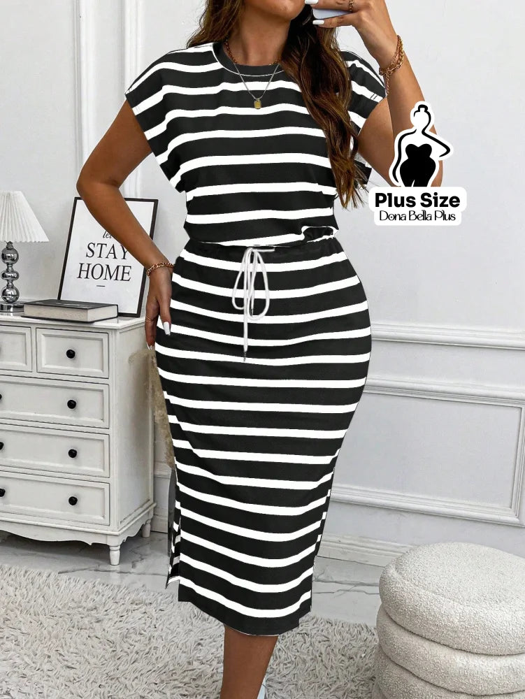 Vestido Midi Listrado com Cinto e Fenda Lateral Vestido Midi Listrado com Cinto e Fenda Lateral