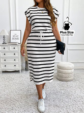 Vestido Midi Listrado com Cinto e Fenda Lateral Preto e Branco / G Vestido Midi Listrado com Cinto e Fenda Lateral