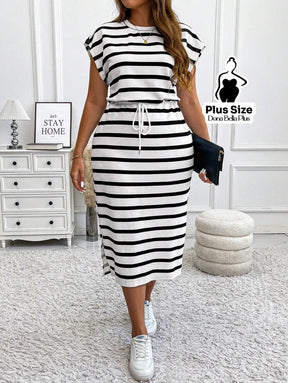 Vestido Midi Listrado com Cinto e Fenda Lateral Preto e Branco / G Vestido Midi Listrado com Cinto e Fenda Lateral