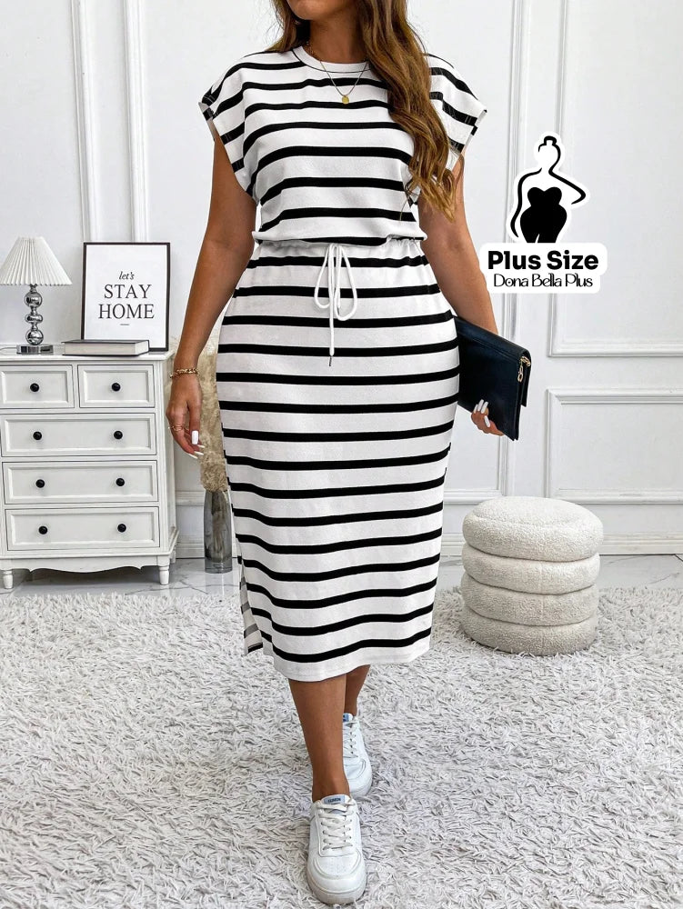 Vestido Midi Listrado com Cinto e Fenda Lateral Preto e Branco / G Vestido Midi Listrado com Cinto e Fenda Lateral