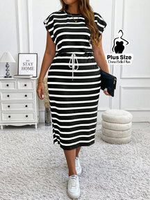Vestido Midi Listrado com Cinto e Fenda Lateral Preto / G Vestido Midi Listrado com Cinto e Fenda Lateral