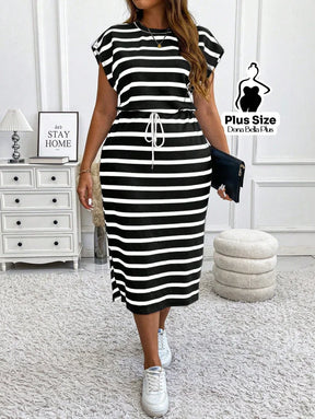 Vestido Midi Listrado com Cinto e Fenda Lateral Preto / G Vestido Midi Listrado com Cinto e Fenda Lateral